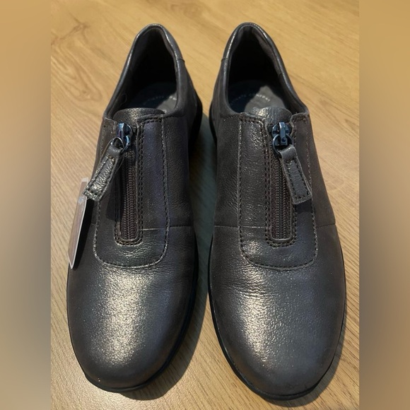 Clark’s Size 7.5 Shoes - Picture 2 of 13